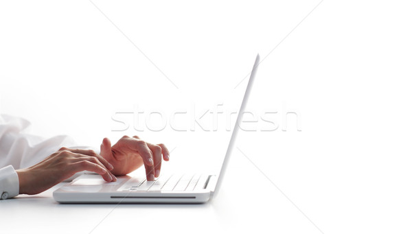 Femeie mâini dactilografiere alb tastatura de calculator Imagine de stoc © stokkete