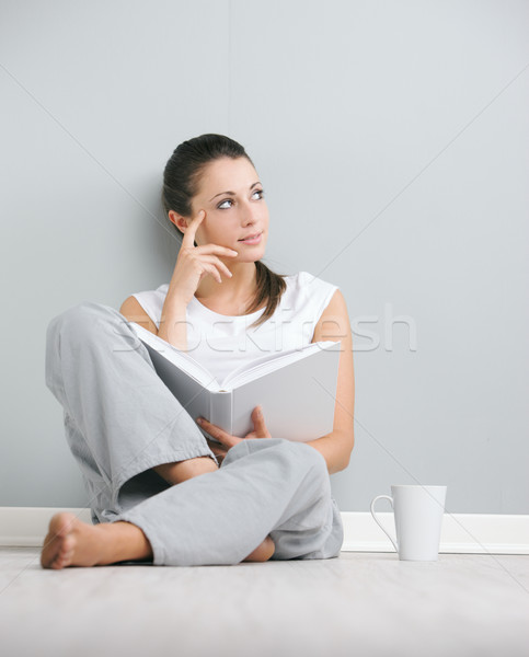 Foto stock: Jovem · senhora · pensando · mulher · jovem · livro · olhando