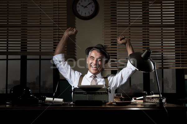 Derűs riporter kiemelt sikeres dolgozik irodai asztal Stock fotó © stokkete