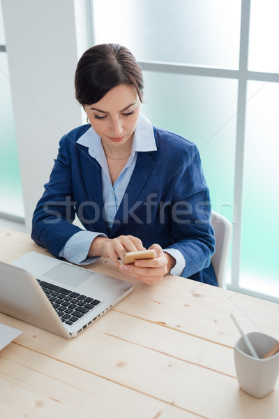 Foto stock: Mujer · de · negocios · móviles · aplicaciones · de · trabajo · pantalla · táctil