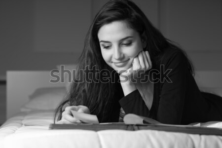 Nő tömés fényképalbum fiatal nő megnyugtató ágy Stock fotó © stokkete