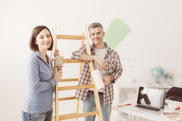 Casal pintura casa sorridente posando Foto stock © stokkete