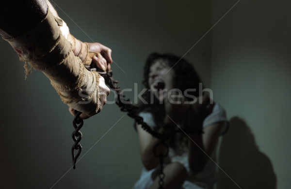 年輕女子 鏈 奴隸 女子 囚犯 邪惡 商業照片 © stokkete