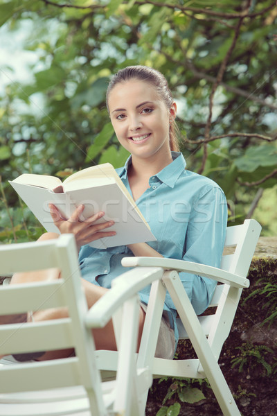Schöne Mädchen Lesung Buch Freien genießen Stock foto © stokkete