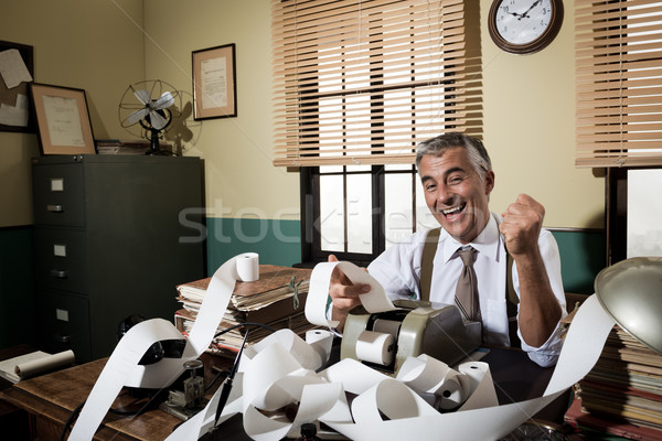 Stock foto: Jahrgang · Buchhalter · gute · Nachrichten · heiter · Maschine · Papier