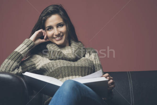 Lectura libro jóvenes mujer Foto stock © stokkete