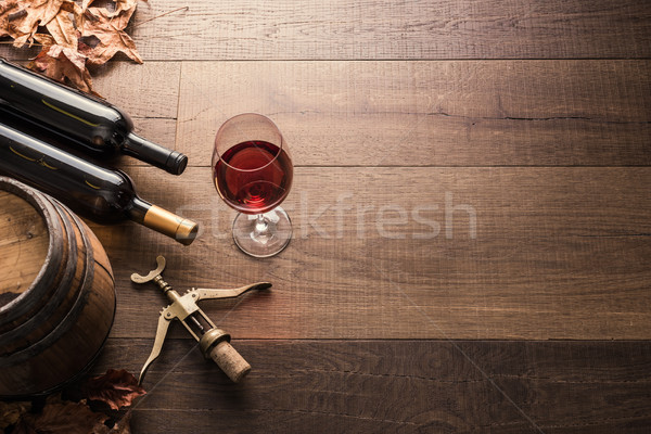 Degustação excelente vinho tinto garrafas copo de vinho barril Foto stock © stokkete