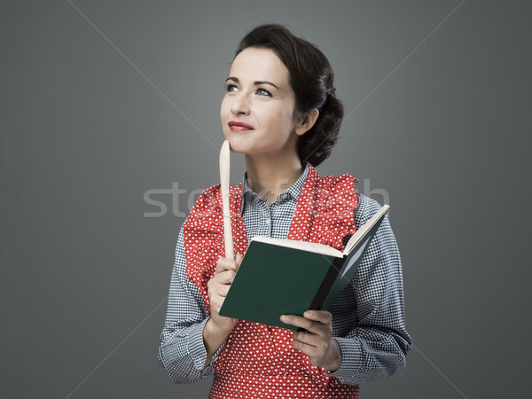 Foto stock: Vintage · mulher · livro · de · receitas · sorridente · abrir