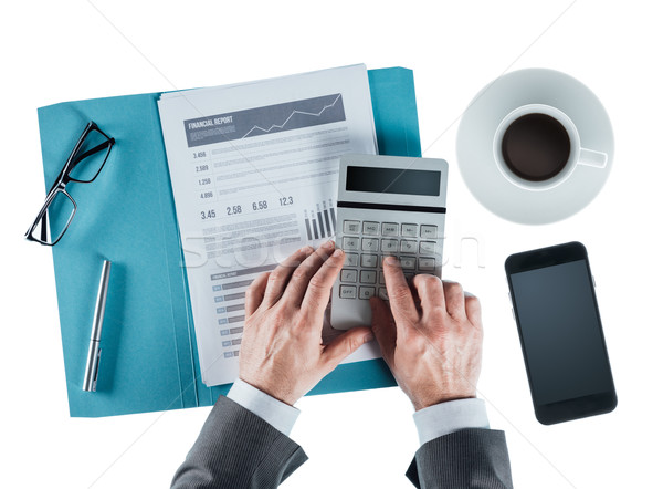 üzletember pénzügyi beszámoló profi üzletember asztal kezek Stock fotó © stokkete
