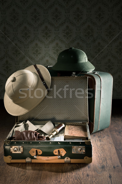 Kaland utazás felszerlés nyitva bőrönd gyarmati Stock fotó © stokkete
