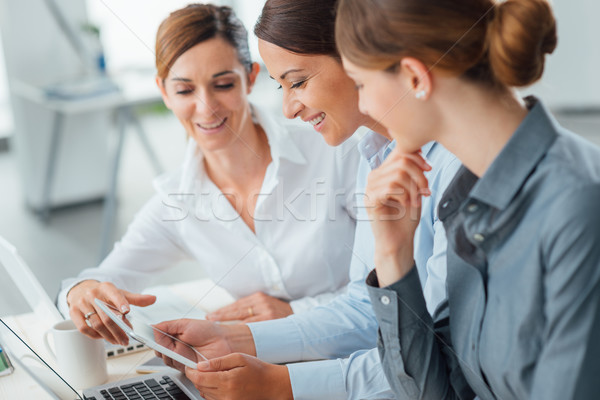 成功した 女性 ビジネス 笑みを浮かべて チーム 作業 ストックフォト © stokkete