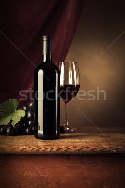 Wijnproeven rode wijn fles glas rustiek houten tafel Stockfoto © stokkete