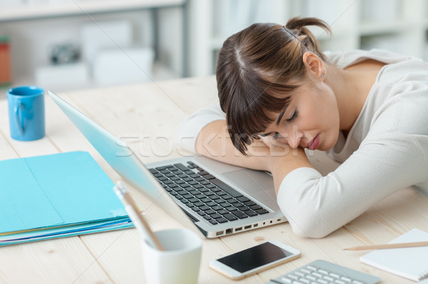 Femeie dormit muncă tineri obosit Imagine de stoc © stokkete