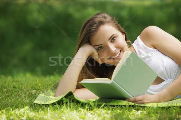 Zdjęcia stock: Uśmiechnięta · kobieta · czytania · książki · piękna · młoda · kobieta