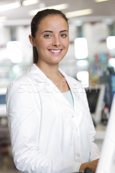 портрет улыбающаяся женщина фармацевт аптека окружающий медицинской Сток-фото © stokkete