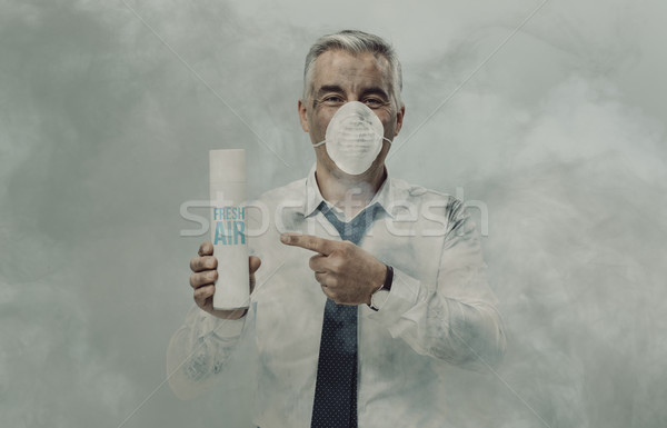 Om de afaceri reclamă spray aer poluare Imagine de stoc © stokkete