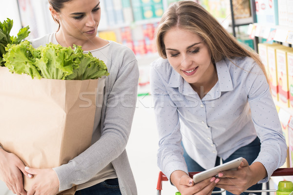 Stockfoto: Meisjes · winkelen · samen · jonge · vrouwen · kruidenier · supermarkt