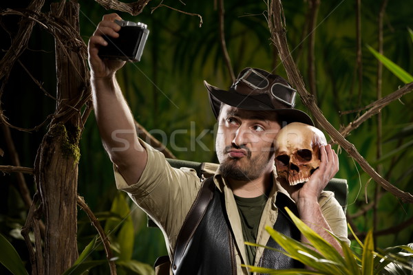 Autoportret craniu tineri aventurier junglă Imagine de stoc © stokkete