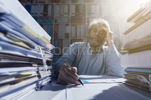 Aláírás szerződés idős irodai dolgozó mutat kérdez Stock fotó © stokkete