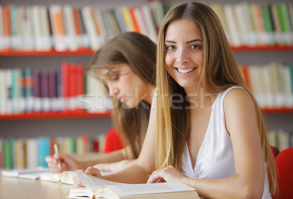 Imagine de stoc: Studenţi · bibliotecă · femeie · colegiu · prietenii · educaţie