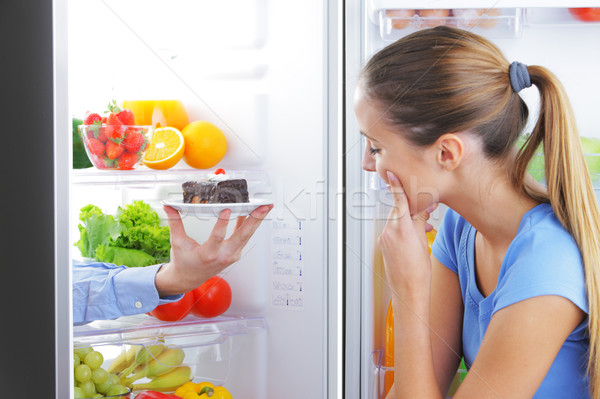 Sweet tentation femme ruiner régime alimentaire fruits Photo stock © stokkete