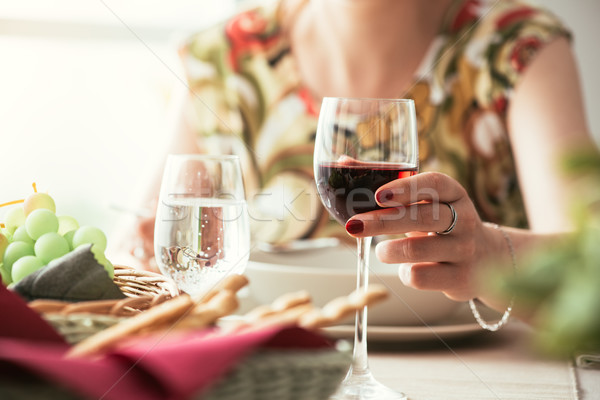 Donna pranzo ristorante vetro vino rosso Foto d'archivio © stokkete