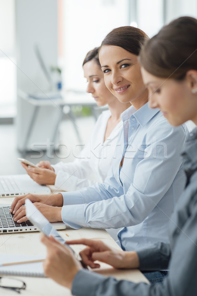 Stock fotó: üzlet · nők · csapatmunka · csapat · dolgozik · irodai · asztal