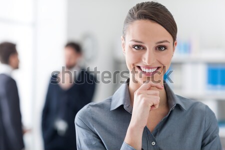 Geschäftsfrau Hand Kinn jungen posiert lächelnd Stock foto © stokkete