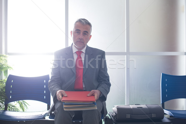 Nerwowy biznesmen czeka rozmowa kwalifikacyjna posiedzenia poczekalnia Zdjęcia stock © stokkete