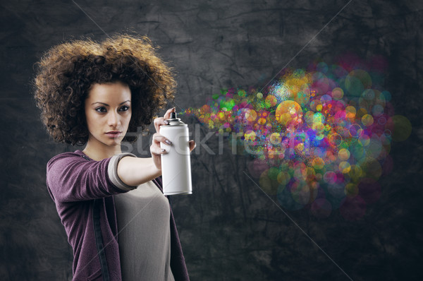 Graffiti artysty piękna dziewczyna zwrócić ściany kopia przestrzeń Zdjęcia stock © stokkete
