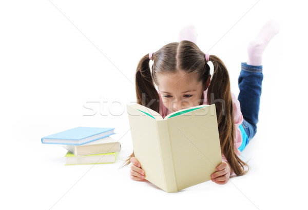 Inapoi la scoala drăguţ fată lectură carte alb Imagine de stoc © stokkete