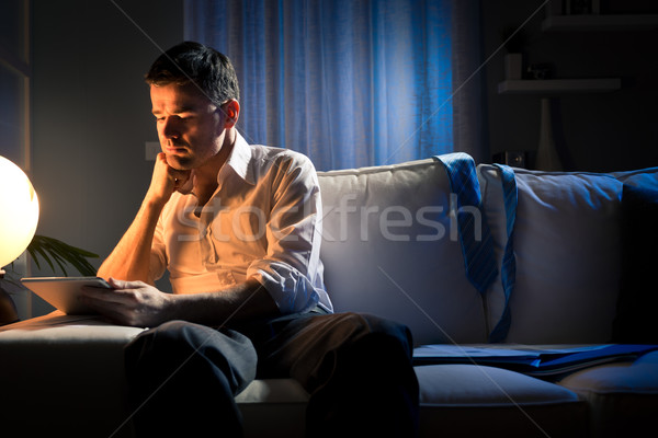 Noapte muncă acasă om de afaceri lucru ore suplimentare Imagine de stoc © stokkete