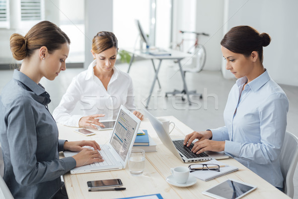 Foto stock: Mulheres · trabalhando · secretária · profissional · mesa · de · escritório