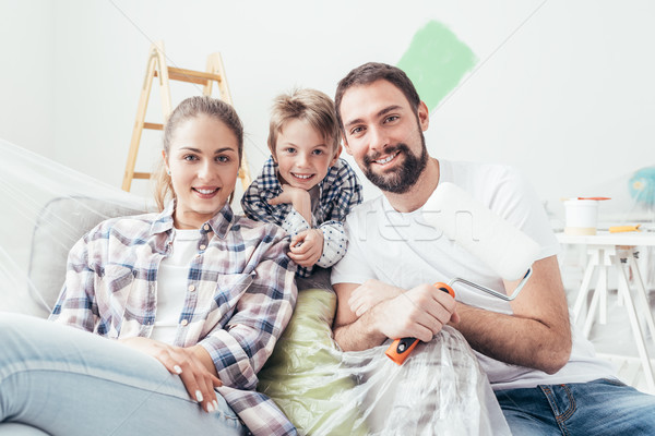 Lakásfelújítás boldog család otthon festmény szobák ül Stock fotó © stokkete