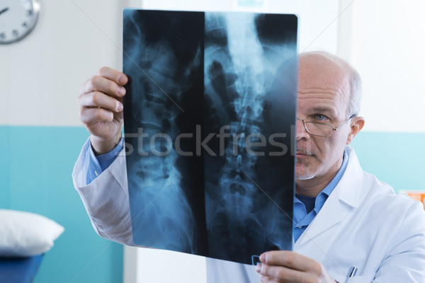 Radiológus munka férfi idős orvos néz Stock fotó © stokkete