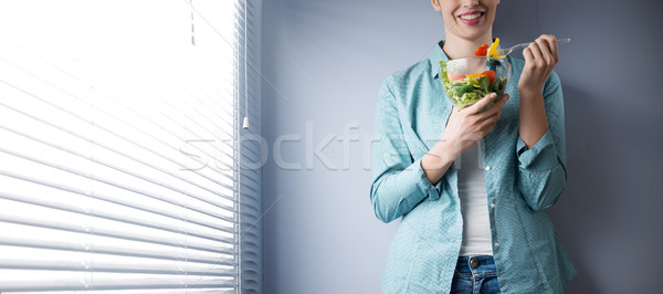 Foto d'archivio: Pausa · pranzo · donna · sorridente · mangiare · insalata · finestra · donna