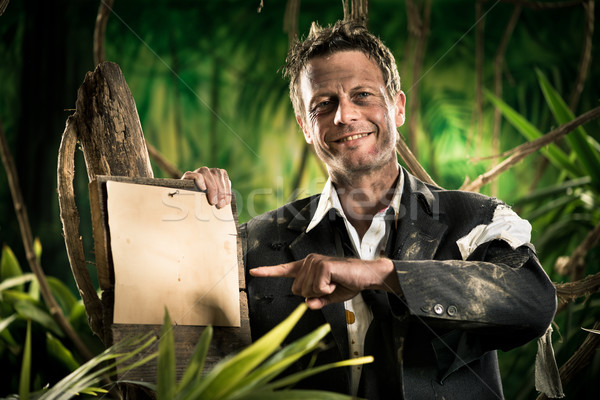 Überlebende Geschäftsmann Hinweis Zeichen lächelnd Dschungel Stock foto © stokkete