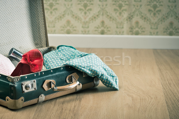 Stock foto: Jahrgang · Koffer · rot · öffnen · Schuhe