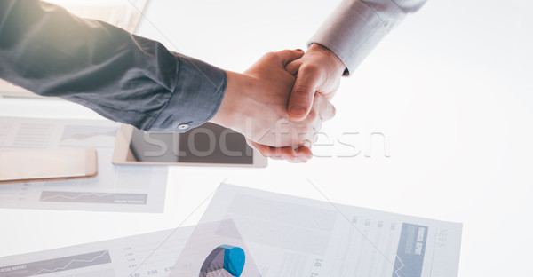 Strângere de mână oameni de afaceri Reuniunea mâini cooperare Imagine de stoc © stokkete