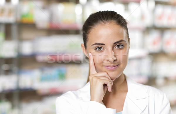 Portret femeie zambitoare farmacie medical personal Imagine de stoc © stokkete