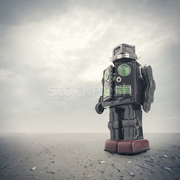 Retro tin robot giocattolo apocalittico spiaggia Foto d'archivio © stokkete