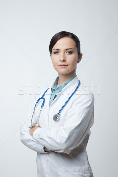 Femeie medic lab strat zâmbitor prezinta stetoscop Imagine de stoc © stokkete