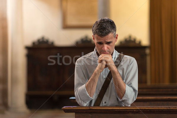 Hombre rezando iglesia fe religión Foto stock © stokkete