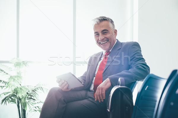 Biznesmen poczekalnia uśmiechnięty posiedzenia cyfrowe Zdjęcia stock © stokkete