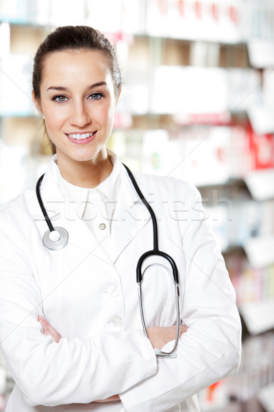 肖像 微笑 年輕女子 藥劑師 聽筒 工作的 商業照片 © stokkete