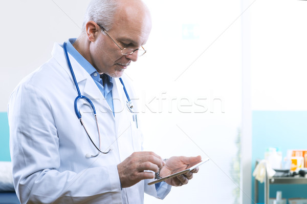Zdjęcia stock: Lekarza · tabletka · starszy · pracy · szpitala · Internetu