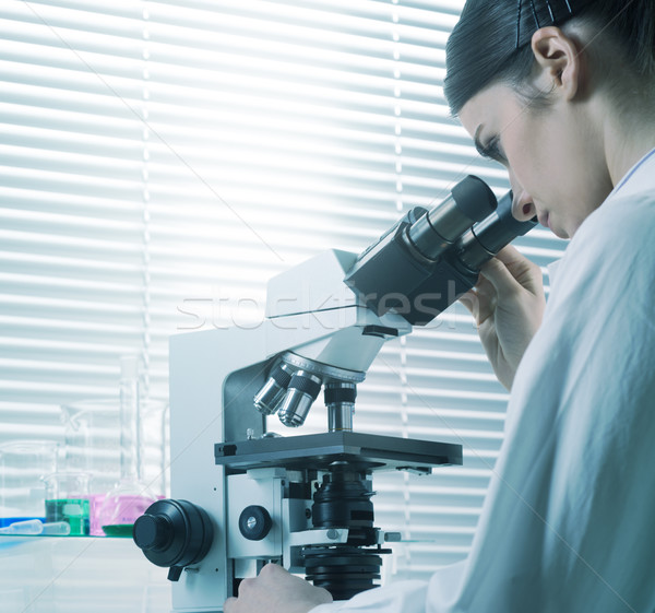 Zdjęcia stock: Kobiet · badacz · mikroskopem · młodych · chemia · laboratorium