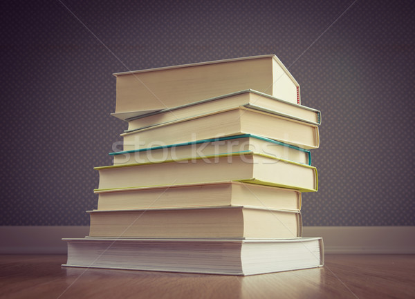 Boglya könyvek padló keményfedeles pontozott tapéta Stock fotó © stokkete