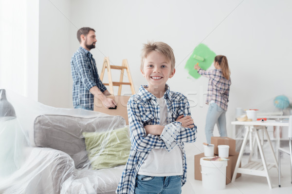 Família novo apartamento melhoramento da casa decoração pintura Foto stock © stokkete