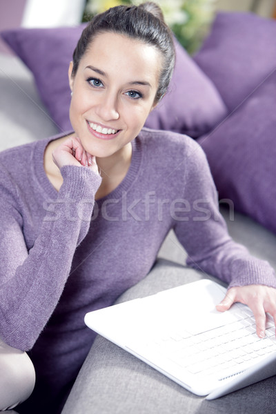 Otthon fiatal nő dolgozik laptop számítógép nők Stock fotó © stokkete